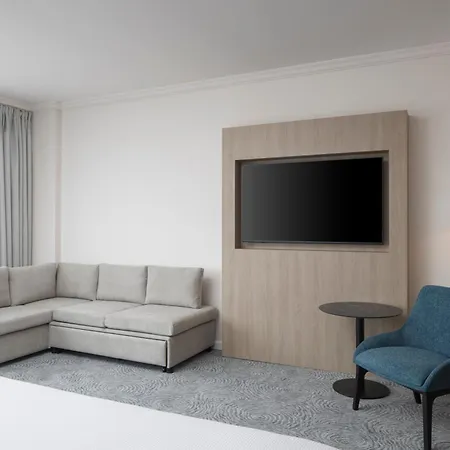 Hilton Paris Charles De Gaulle Airport 4*